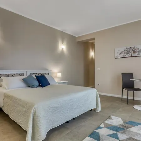 Asso Ospedale מלון דירות טרני